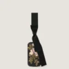 Aftenclutch med blomsterbroderier og sløjfe Aftenclutch med blomsterbroderier og sløjfe