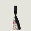 Aftenclutch med blomsterbroderier og sløjfe