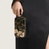 Aftenclutch med blomsterbroderier og sløjfe Aftenclutch med blomsterbroderier og sløjfe