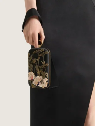 Aftenclutch med blomsterbroderier og sløjfe