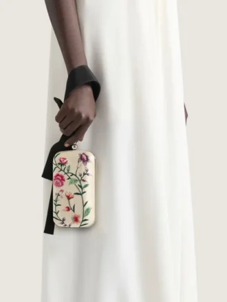 Aftenclutch med blomsterbroderier og sløjfe