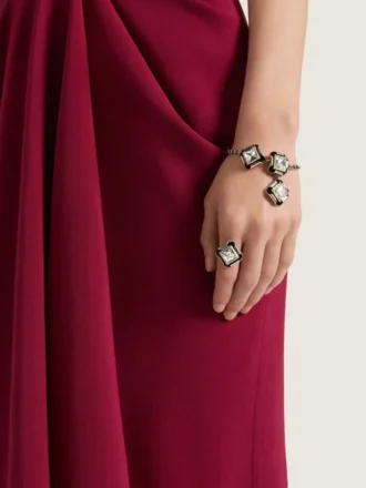 Armbånd med dekonstruerede krystaller i metal og krystaller