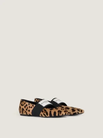 Ballerinasko med skåret firkantet snit i ponylæder med leopardmønster