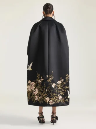 Cocoon-frakke i satin med broderier og kappe