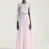 draperet aftenkjole i chiffon med krystaller og kappe