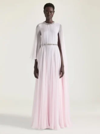 draperet aftenkjole i chiffon med krystaller og kappe