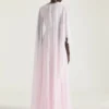 draperet aftenkjole i chiffon med krystaller og kappe