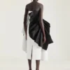Draperet bustier-aftenkjole i satin med sløjfedetalje