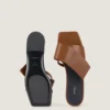 Flade sandaler med skåret firkantet snit i læder Flade sandaler med skåret firkantet snit i læder