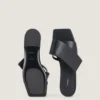 Flade sandaler med skåret firkantet snit i læder Flade sandaler med skåret firkantet snit i læder