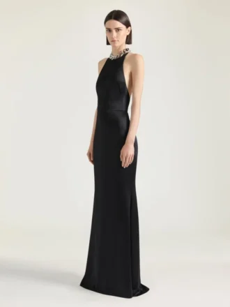 Halterkjole i crepe og satin Halterkjole i crepe og satin