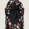Kokonfrakke i satin med broderier Kokonfrakke i satin med broderier