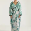 Lang frakke med slidser i jacquard med rosemønster Lang frakke med slidser i jacquard med rosemønster