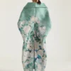 Lang frakke med slidser i jacquard med rosemønster Lang frakke med slidser i jacquard med rosemønster