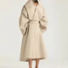 Lang trenchcoat i bomuld med slids
