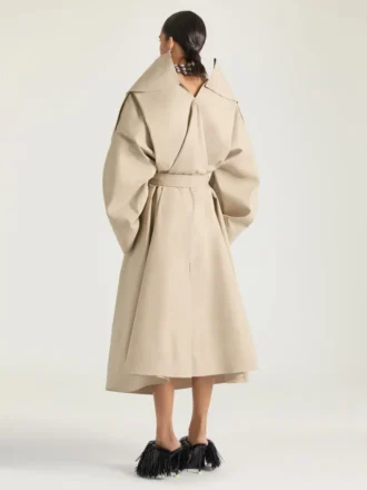Lang trenchcoat i bomuld med slids