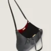 Lille facetteret totebag i kornet læder Lille facetteret totebag i kornet læder