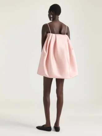 Mini-kjole i satin med kappe