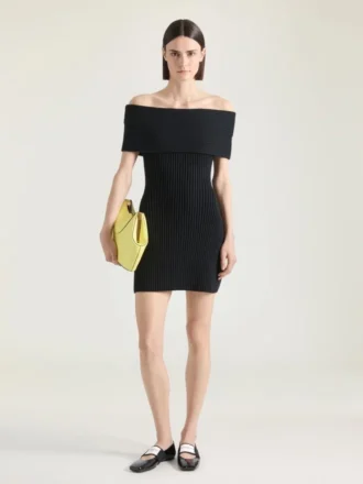 Off-shoulder minikjole i uld
