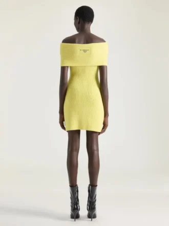 Off-shoulder minikjole i uld